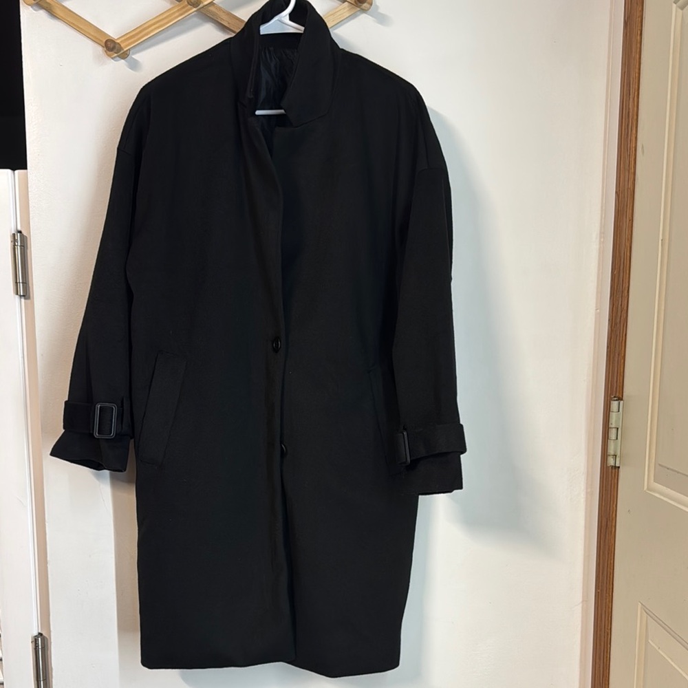 Elegant Black Trench Coat with Notched Lapel and Long Sleeves